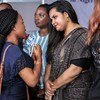 尼日利亚年轻人在市政厅会议上与联合国青年特使进行讨论。