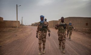 Des soldats tchadiens de la MINUSMA patrouillent les rues de Kidal, en décembre 2016.
