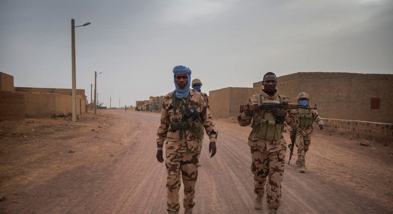 Cascos azules chadianos en patrulla.