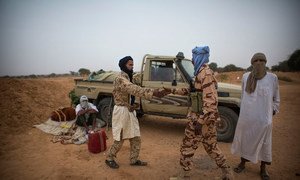 Un contingente chadiano patrulla en la ciudad de Kidal en el norte de Mali.