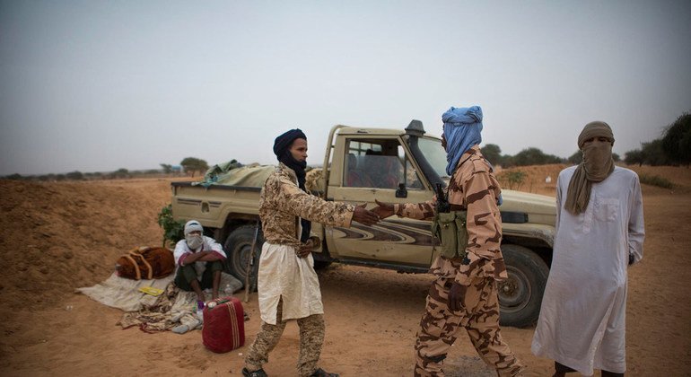 Un contingente chadiano patrulla en la ciudad de Kidal en el norte de Mali.