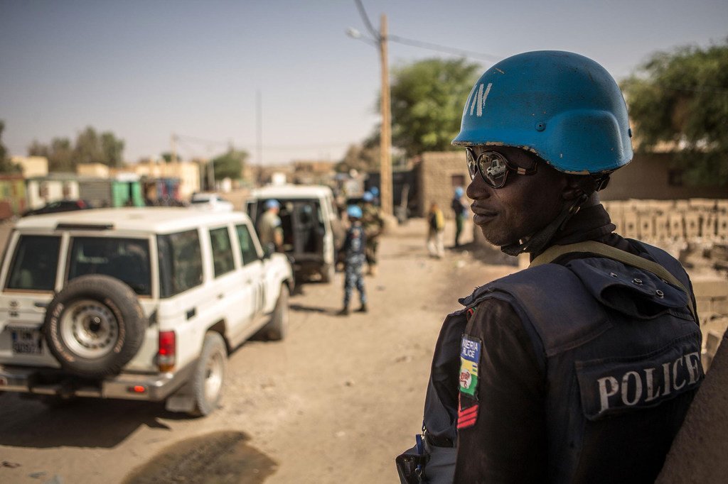 来自尼日利亚的联合国维和警察部队在马里北部城市廷巴克图（Timbuktu）执行巡逻任务，近年来，这座拥有900多年历史的文化名城不断遭到恐怖主义威胁。
