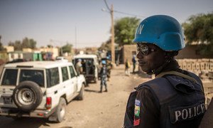 La police nigériane, représentée ci-dessus, patrouille dans la ville de Tombouctou au nord du Mali.