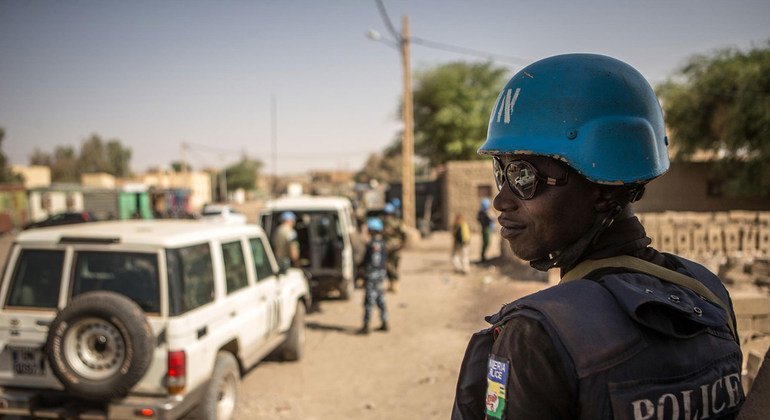 La police nigériane, représentée ci-dessus, patrouille dans la ville de Tombouctou au nord du Mali.