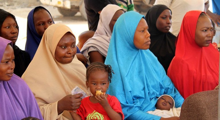 青年特使访问位于尼日利亚阿布贾瓦努社区的国内流离失所者。