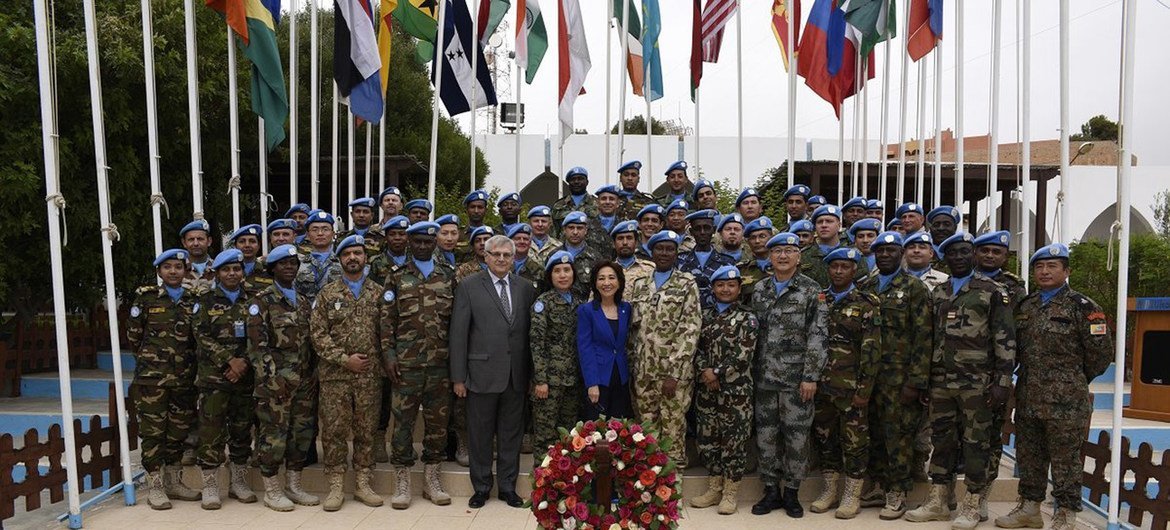 2017年5月29日，联合国西撒哈拉特派团的维和人员正在庆祝每年一度的国际维和人员日。 右前第五位是西撒特派团军事司令员王小军少将。