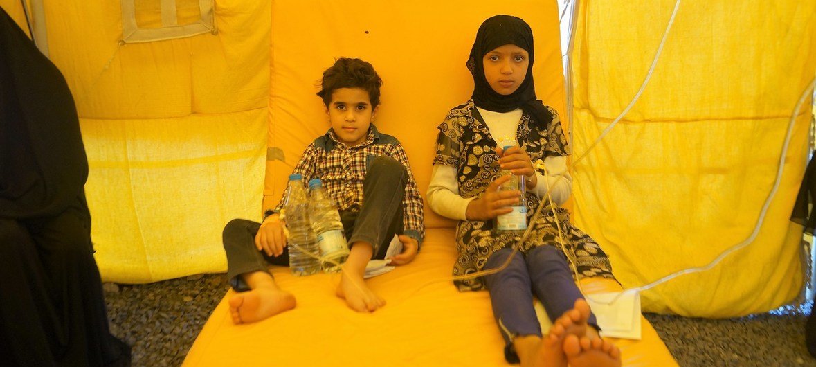 طفلان في العاشرة والثامنة، لا يمتان لبعضهما بصلة قرابة، يشتركان في سرير واحد بمركز لعلاج الكوليرا في صنعاء، بسبب نقص الموارد.