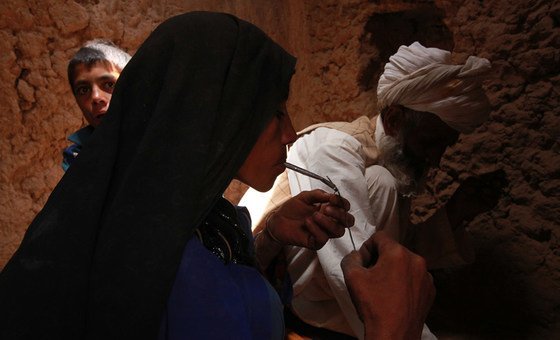 Mulher fuma heroína em Islam Qala, no Afeganistão.