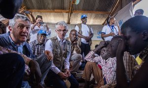 Des réfugiés nouvellement arrivés du Soudan du Sud expliquent au chef du HCR, Filippo Grandi, et au Coordinateur des secours d'urgence des Nations Unies, Mark Lowcock, pourquoi ils ont fui.