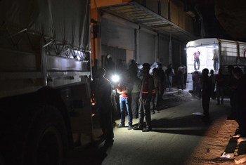 En septembre 2017, des travailleurs humanitaires chargent de l'assistance dans un convoi destiné à la Ghouta orientale, en Syrie. 