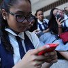 طالبات في إحدى المدارس في الفلبين يستخدمن هواتفهن الذكية بين أوقات الحصص الدراسية.