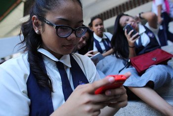 一名菲律宾女孩正在课后看手机。