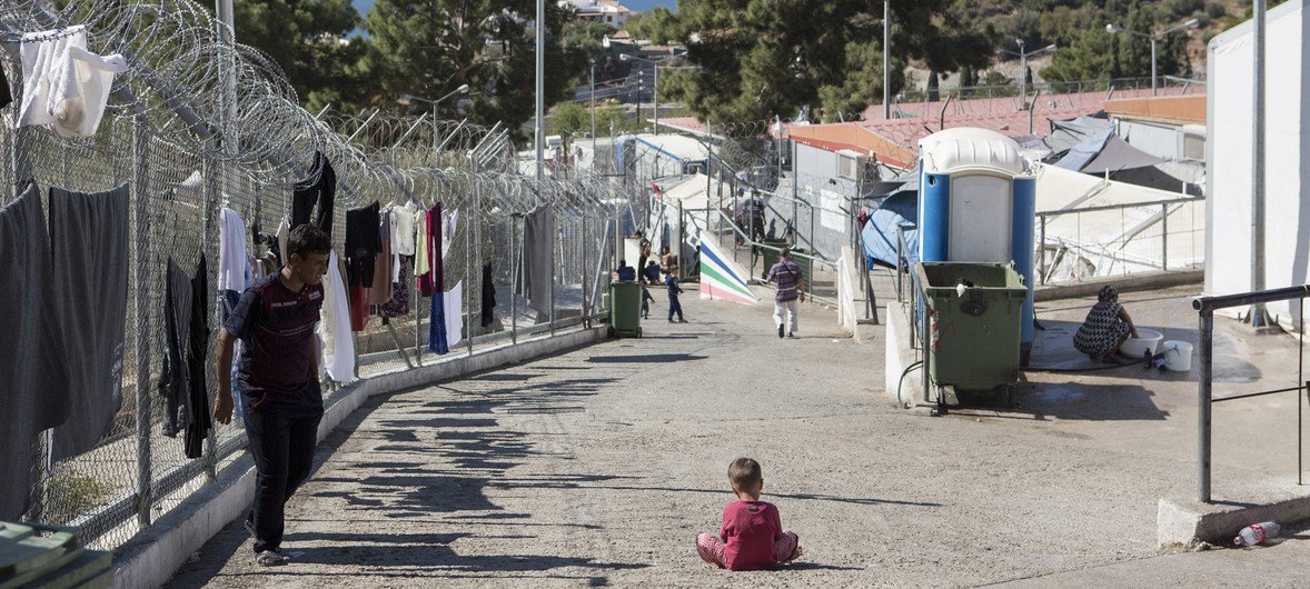 在希腊萨摩斯岛上为谋生而挣扎的难民家庭。