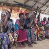 一些刚果女人在示出自己有几个孩子在坦噶尼喀省（Tanganyika）冲突中被绑架。