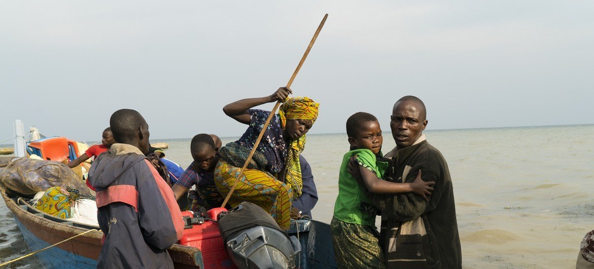 刚果（金）流离失所者抵达联合国难民署位于乌干达的一处应急中心。刚果（金）东部持续发生武装袭击，导致百姓流离失所。