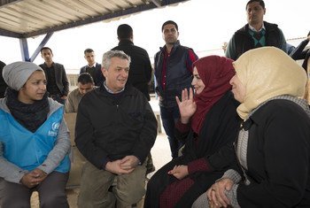El Alto Comisionado de ACNUR visita a refugiadas sirias en un campamento de Jordania. 