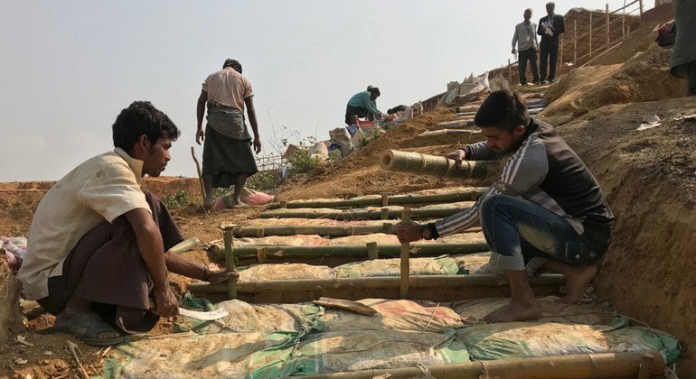 Накануне сезона муссонов УВКБ помогает беженцам из Мьянмы в Бангладеш укрепить временные постройки, доставляет им биоразлагаемые мешки с песком. 