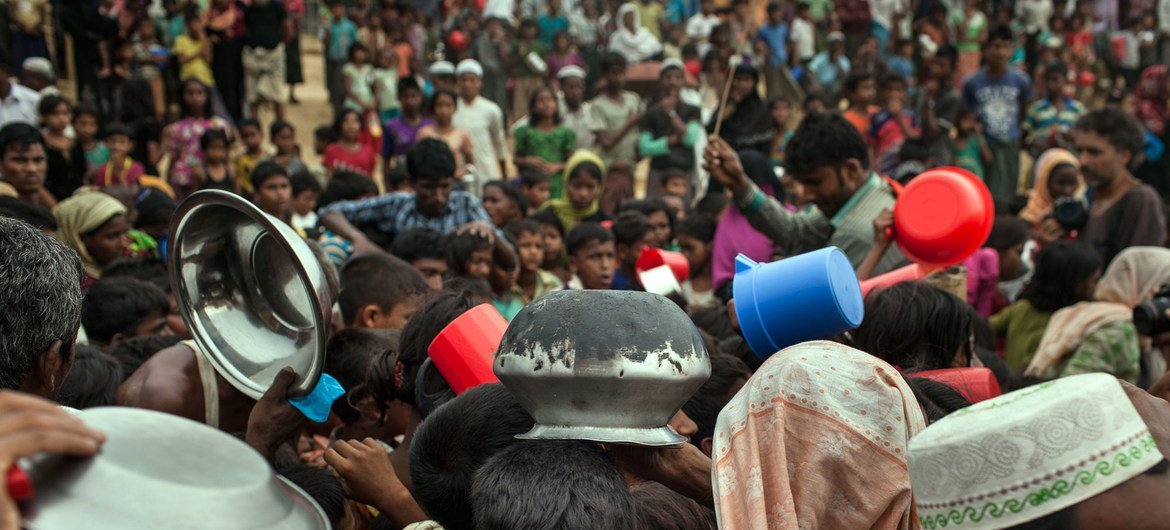 Des milliers d'enfants réfugiés rohingyas font la queue au centre de distribution de Mainnerghona, dans le district de Cox's Bazar, au Bangladesh, en novembre 2017.