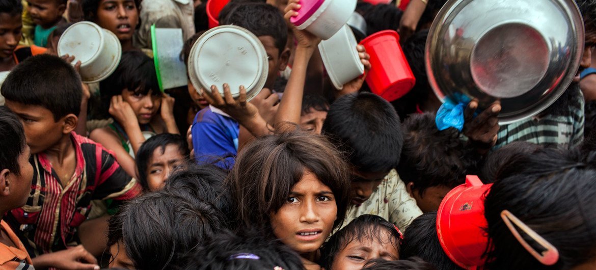 آلاف الأطفال اللاجئين الروهينجا يصطفون لتلقي المساعدات في مركز توزيع في كوكس بازار/بنغلاديش