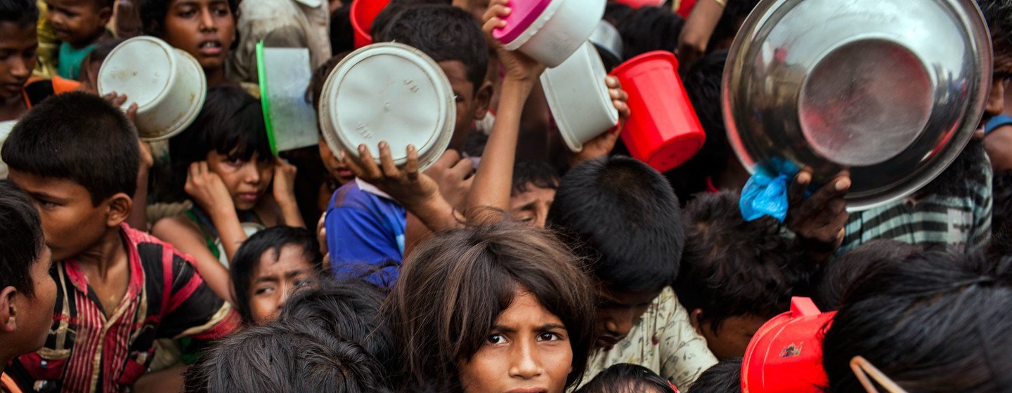 آلاف الأطفال اللاجئين الروهينجا يصطفون لتلقي المساعدات في مركز توزيع في كوكس بازار/بنغلاديش
