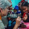 2017年11月22日，联合国儿童基金会驻印度代表哈克在印度贾坎德邦一家儿童中心给一名儿童喂食。