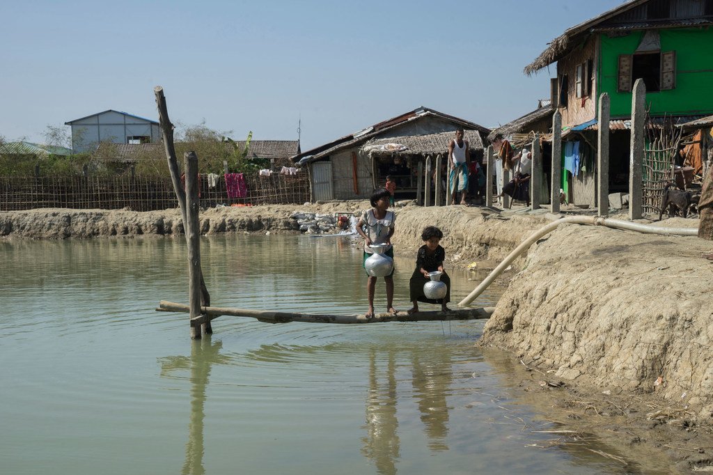 فتاتان صغيرتان تجلبان المياه من بركة في مخيم إنجيت تشاونغ في وسط ولاية راخين بميانمار. لا يمكن الوصول إلى مخيم إنجيت تشاونغ، الذي يضم حوالي 4 آلاف من مسلمي الروهينجا إلا بعد رحلة بالقارب تبلغ من أربع إلى خمس ساعات.