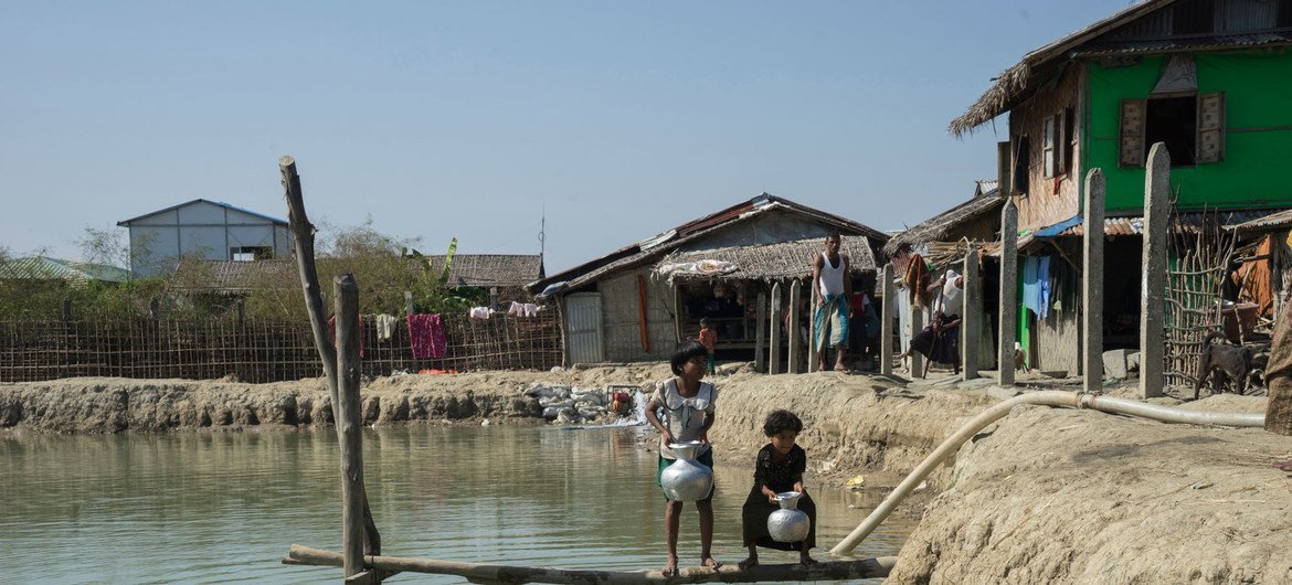فتاتان صغيرتان تجلبان المياه من بركة في مخيم إنجيت تشاونغ في وسط ولاية راخين بميانمار. لا يمكن الوصول إلى مخيم إنجيت تشاونغ، الذي يضم حوالي 4 آلاف من مسلمي الروهينجا إلا بعد رحلة بالقارب تبلغ أربعا إلى خمس ساعات.