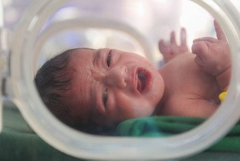طفل يتلقى الرعاية والعلاج في مستشفى بالعاصمة اليمنية صنعاء.