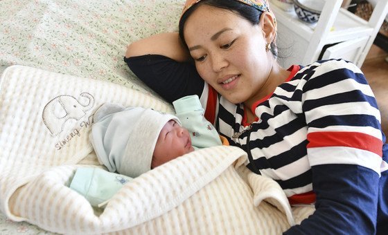 Мать с новорожденным ребенком в Кыргызстане.