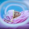 Bebé en una incubadora neonatal. 