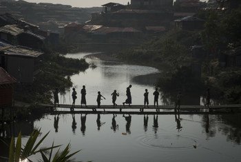 2018年1月11日，日落时分，几名罗兴亚难民儿童在孟加拉国考克斯巴扎地区库图巴朗（Kutupalong）临时安置点内的一座竹桥上。