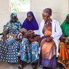 Amina Shallangwa, une sage-femme soutenue par l'UNICEF (3e à partir de la gauche) discute avec de jeunes mamans dans une clinique dans un camp de déplacés à Maiduguri, dans l'Etat de Borno, au Nigéria.