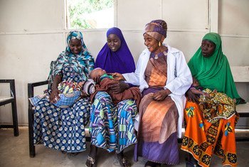 Amina Shallangwa, une sage-femme soutenue par l'UNICEF (3e à partir de la gauche) discute avec de jeunes mamans dans une clinique dans un camp de déplacés à Maiduguri, dans l'Etat de Borno, au Nigéria.