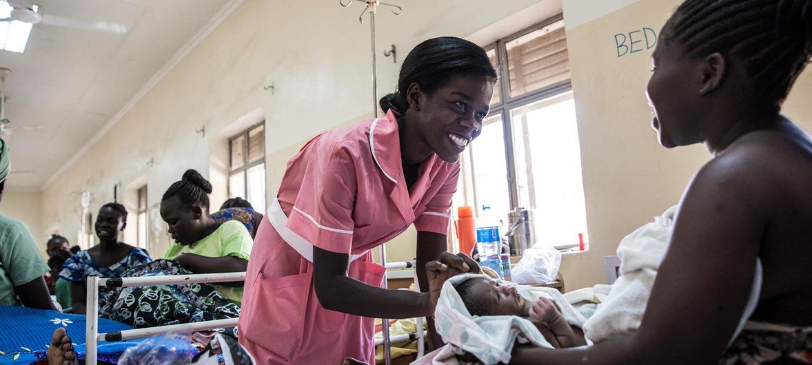 Mkunga Helen Danies anazungumza na mama mgeni katika wodi ya kinamama hospitalini Juba, Sudan Kusini Jumatatu Januari 2018