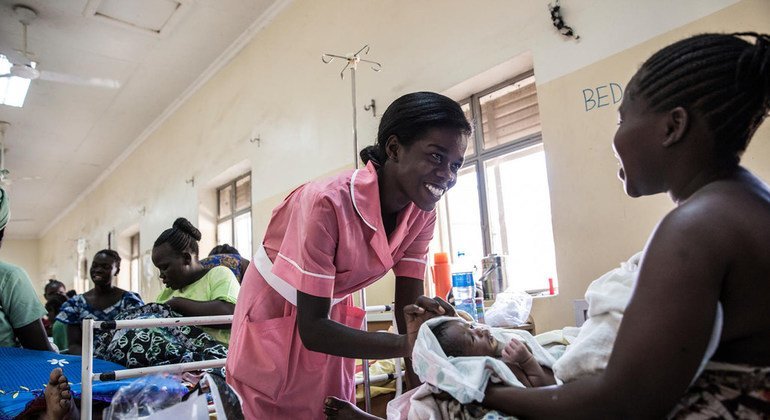 La partera Helen Danies habla con una madre que acaba de dar a luz en el ala de maternidad de un hospital de Juba, en Sudán del Sur.
