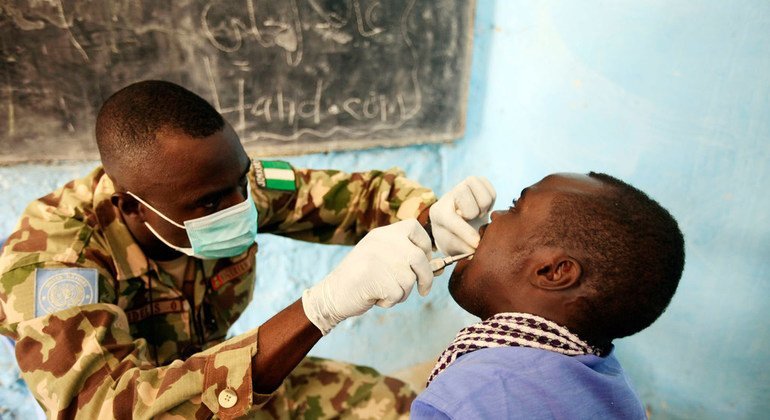 Un soldat de la paix nigérian fournit des services dentaires dans le cadre d'un camp médical pour quelque 150 détenus et fonctionnaires dans une prison de Nyala, dans le sud du Darfour.