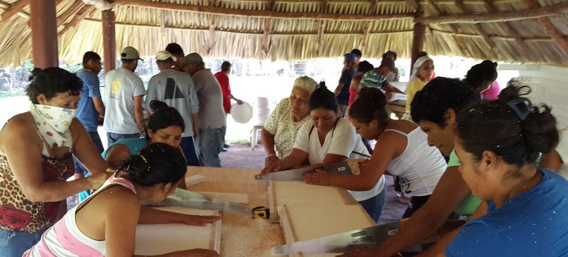 Mujeres hondureñas de la comunidad rural del Venado reciben una capacitación por parte de técnicos chilenos para construir e instalar "ollas mágicas".