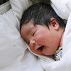 中国一名新生儿微笑着出生。