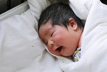 中国一名新生儿微笑着出生。