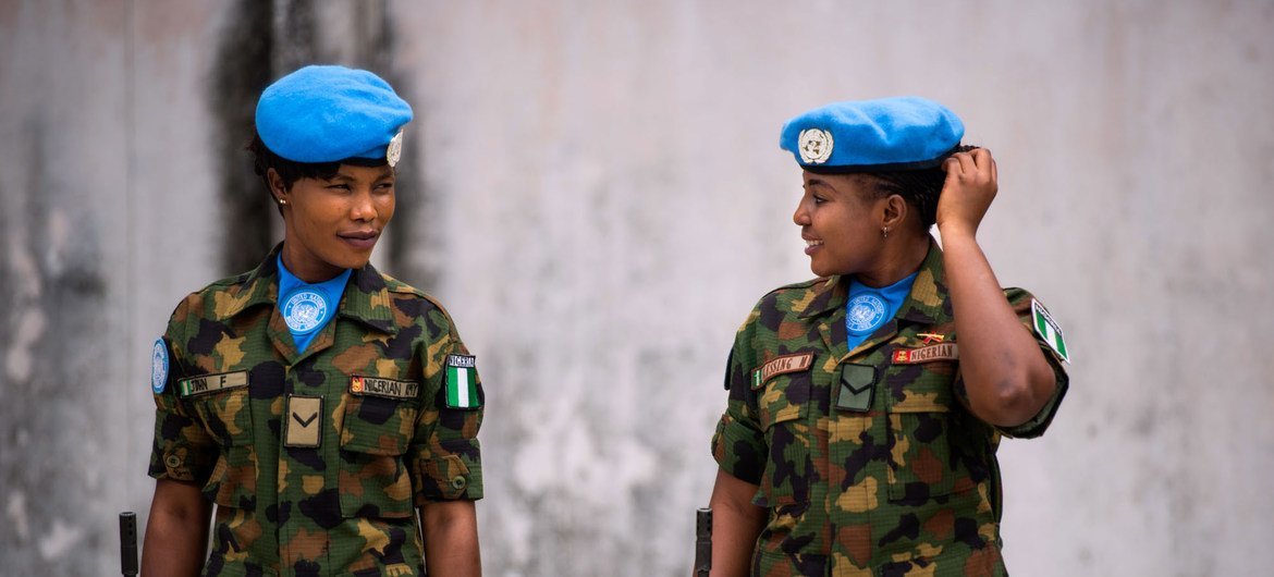 Deux femmes militaires nigérianes postées dans la capitale libérienne, Monrovia.