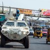 来自尼日利亚的联合国维和人员在利比里亚首都蒙罗维亚的街道上进行夜间巡逻。联合国利比里亚特派团于2018年3月底正式关闭。