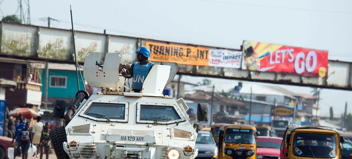 Des Casques bleus nigérians lors d'une patrouille dans les rues de la capitale libérienne, Monrovia