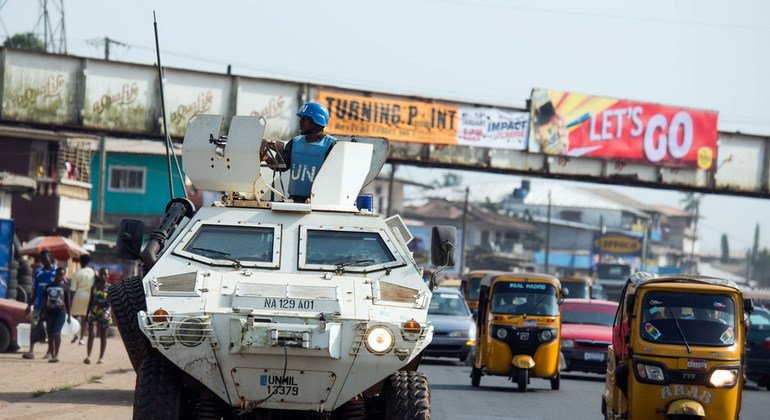 Des soldats de la paix des Nations Unies du Nigéria lors d'une patrouille dans les rues de la capitale, Monrovia