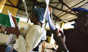 los votantes esperan las papeletas para las elecciones en el condado de Montserrado, Liberia, en 2005.