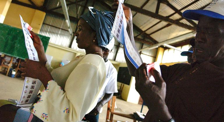 Des électeurs inspectent des bulletins de vote le jour du scrutin à Montserrado en octobre 2005