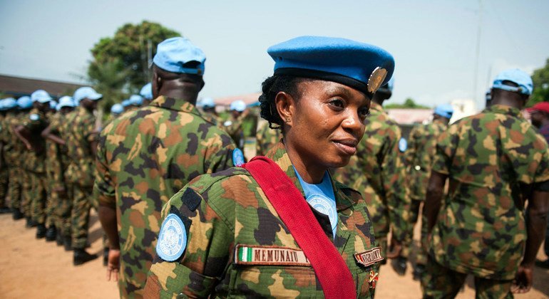 Le caporal Memunatu Yahaya lors d'une inspection à la base de l'ONU à Monrovia.