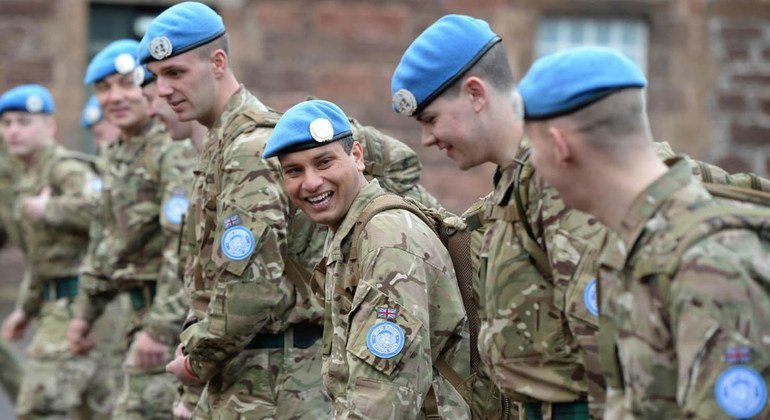 Los miembros del Tercer batallón del Regimiento Real de Escocia portan las boinas azules antes de su despliegue en Chipre.