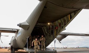 La contribución del Reino Unido al mantenimiento de la paz en Sudán del Sur incluye el avión UK C-130, que realiza la ruta Entebbe-Yuba-Malakal y transporta suministros humanitarios, material y vehículos.