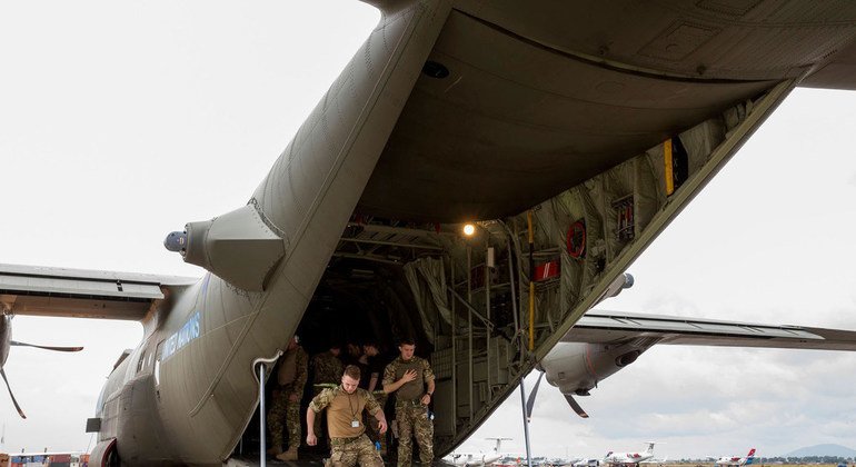 La contribución del Reino Unido al mantenimiento de la paz en Sudán del Sur incluye el avión UK C-130, que realiza la ruta Entebbe-Yuba-Malakal y transporta suministros humanitarios, material y vehículos.