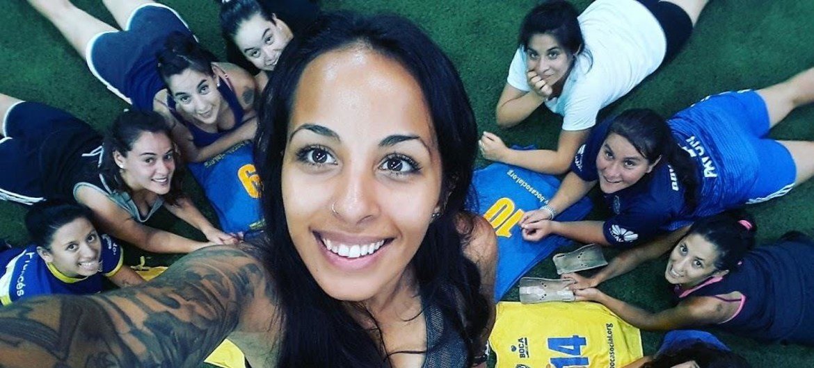Evelina Cabrera, entrenadora de fútbol, con algunas de las chicas a las que entrena 